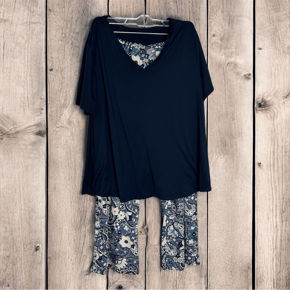 Anybody woman’s Blue Paisley 2 piece pajama  set. Size large cropped pants.